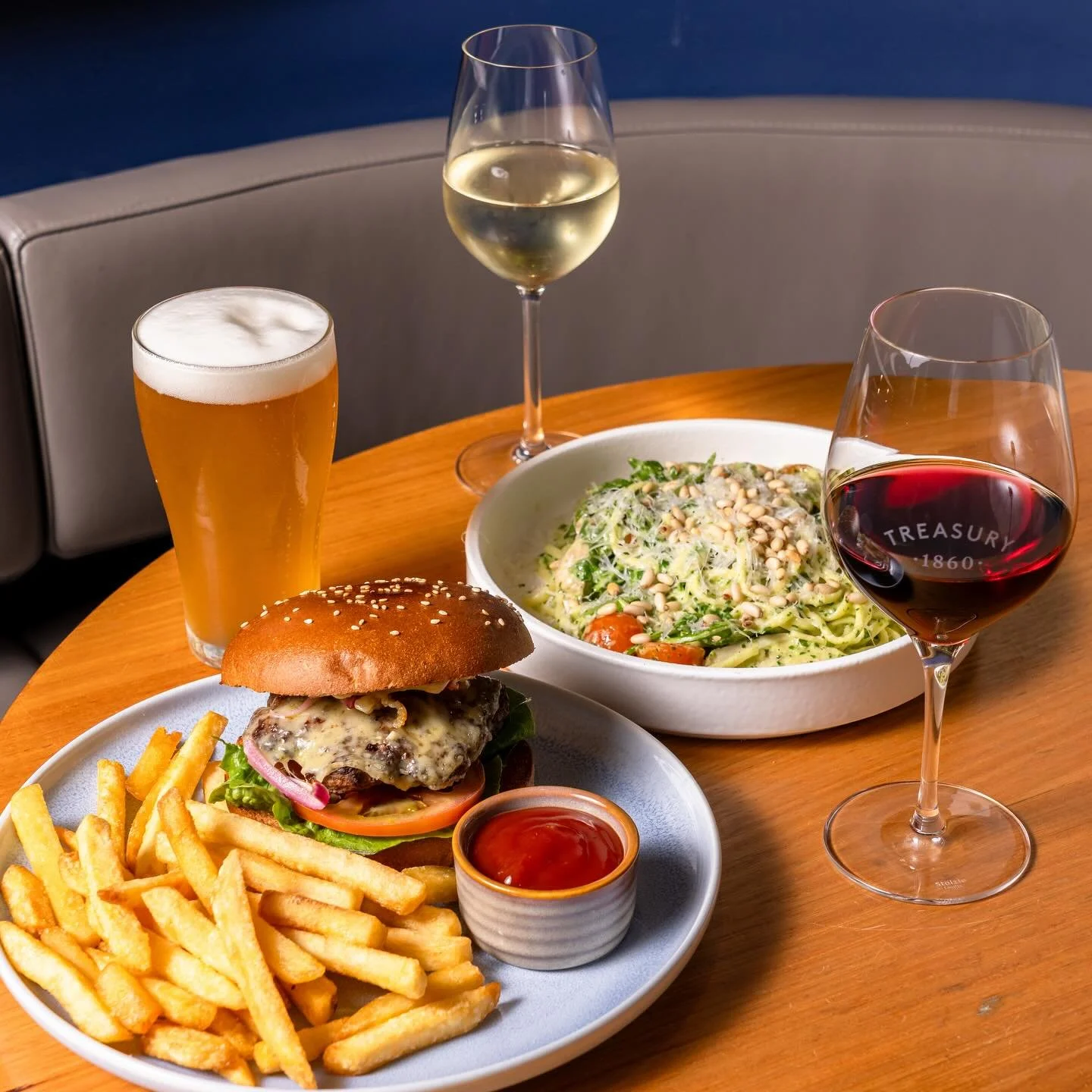 Weekly burger and pasta specials at Treasury 1860- always $22!! 

And between 12pm-3pm Monday to Friday add a pint of lager or house red/white wine for just an additional $5!

#burger #pasta #lunchspecial #adelaide #adelaidelunch #adelaidebar #adelai