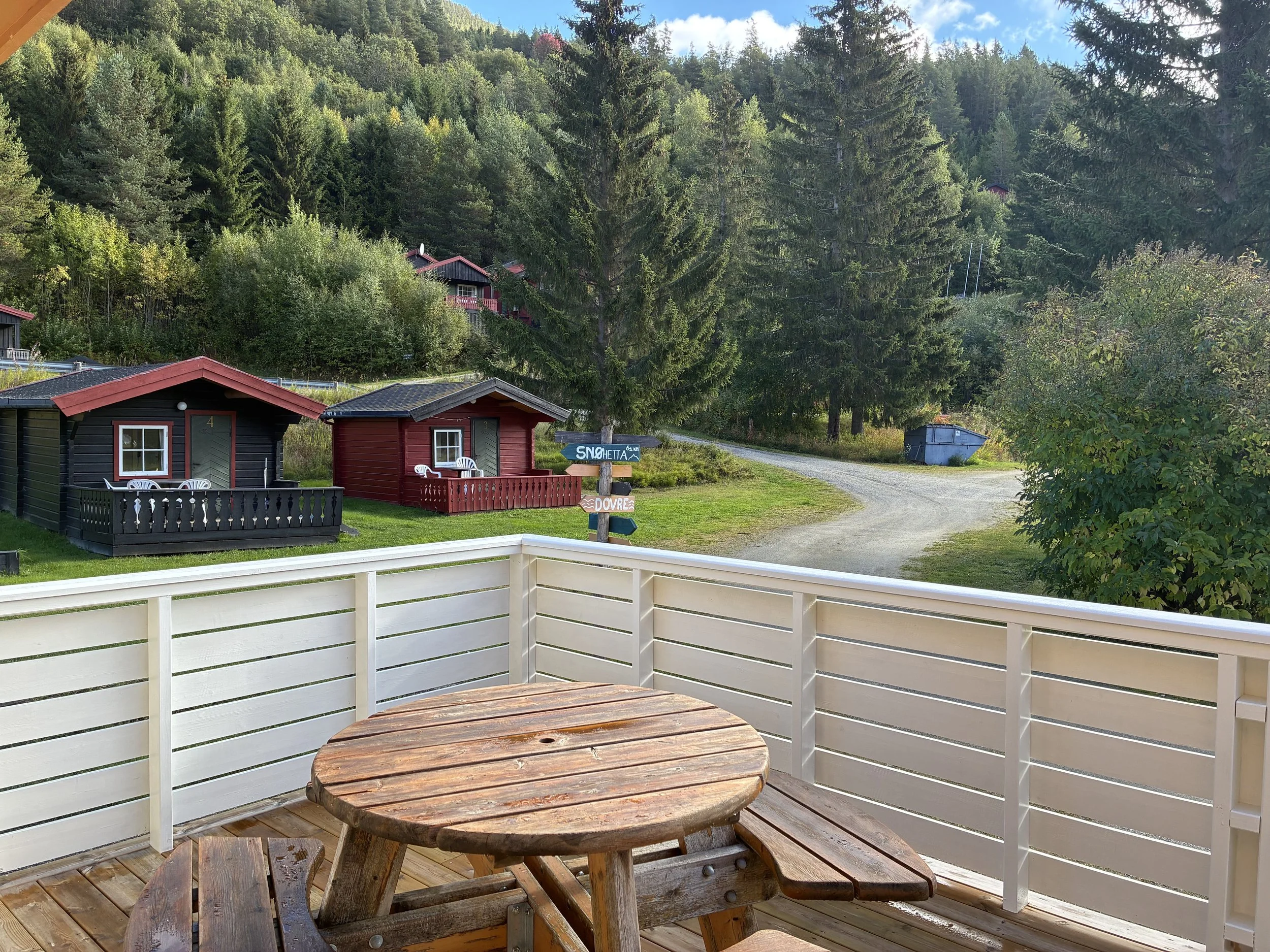 vanaf balkon naar hutjes.jpg