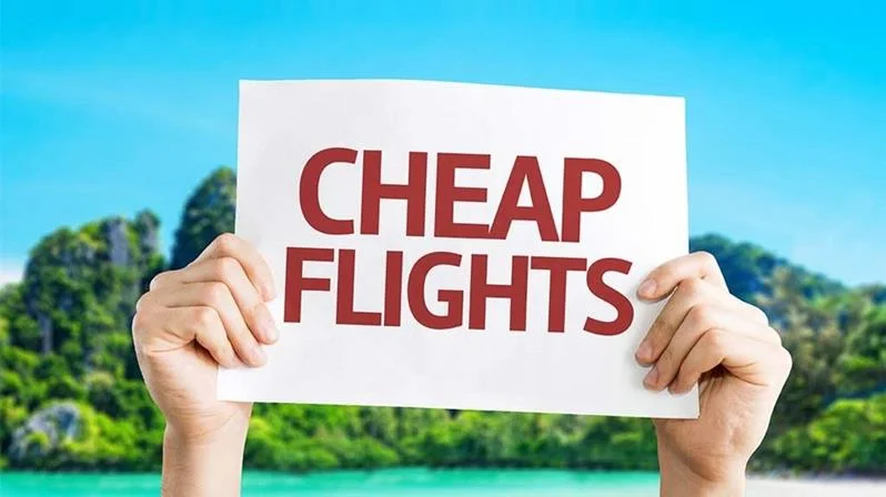handsholdingcheapflightssignFlightcomparato.143507.jpg