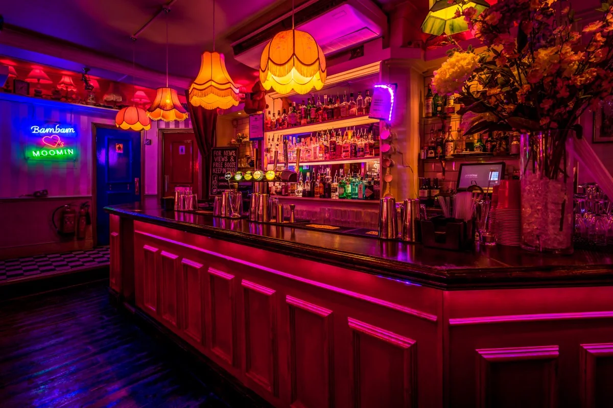 Simmons Bars Interior.jpg
