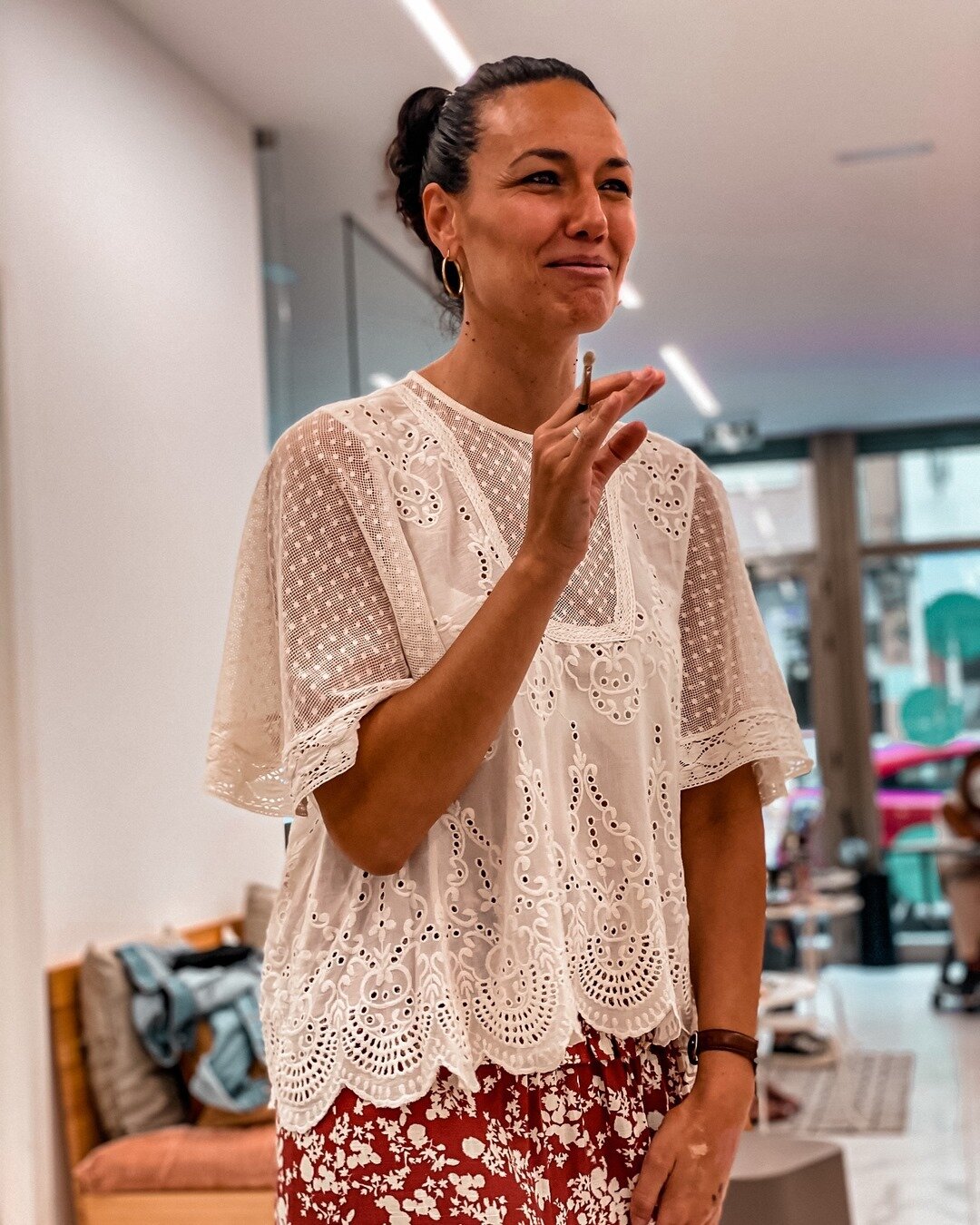 Bel&eacute;n siempre tiene una sonrisa para compartir, una mano que ofrecer y un pinta labios de repuesto para cada ocasi&oacute;n ⠀⠀⠀⠀⠀⠀⠀⠀⠀
⠀⠀⠀⠀⠀⠀⠀⠀⠀
Con ella hemos pasado tardes de maquillaje &uacute;nicas, aprendiendo que sentirse bien es un traba