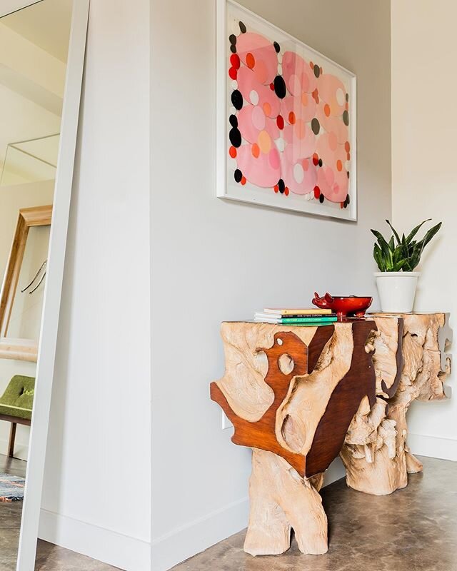 An entry console you&rsquo;ll never forget and it makes a bold statement 😍🌟
.
.
.
.
#glickmandesignstudio #cvilleinteriors #cvilleinteriordesign #cvilleinteriordesigner #entrywaydecor #entryway #cvillerealestate