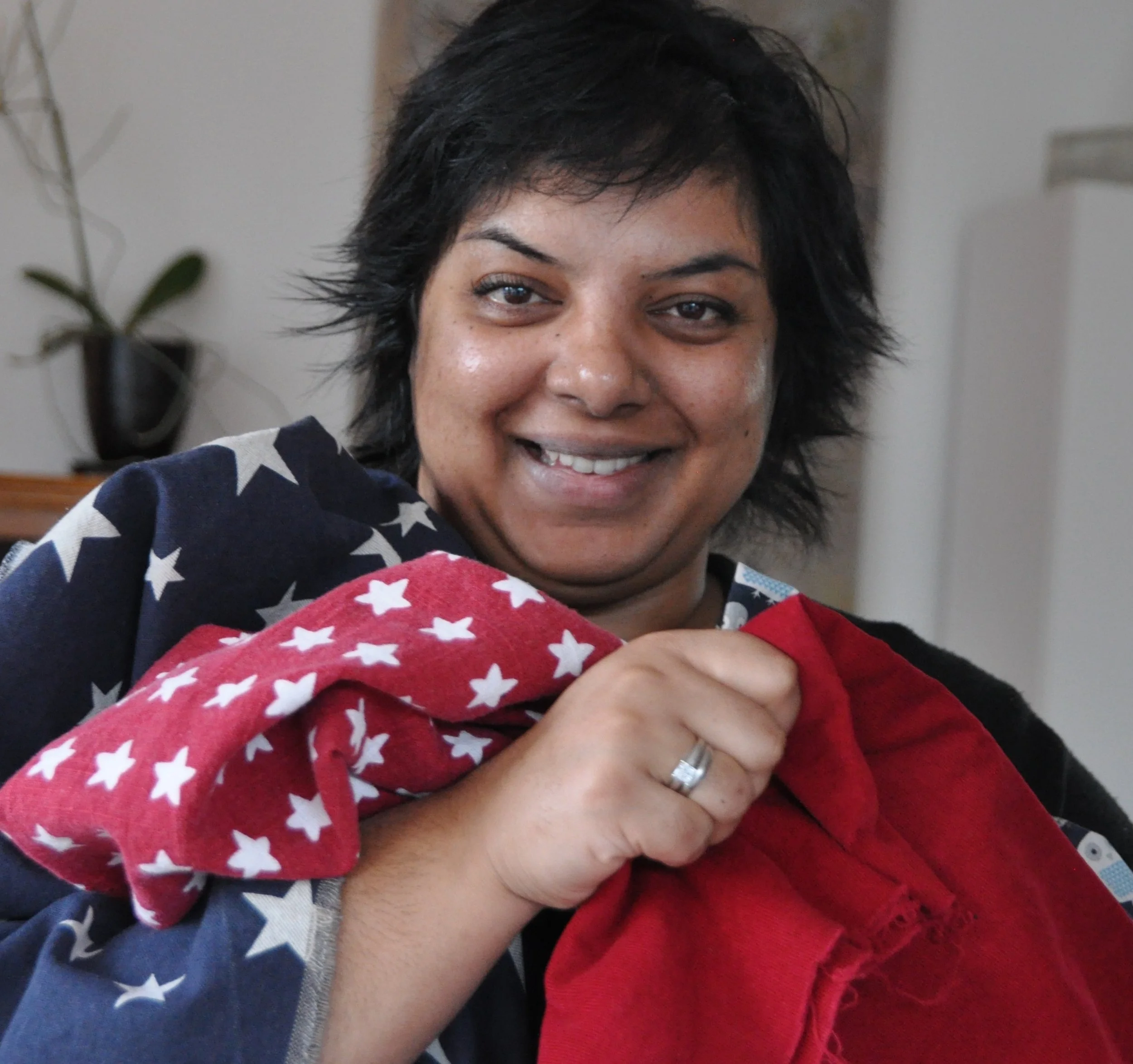 Susanne skal trene opp høyrehånden ved å lage et stort lappeteppe.