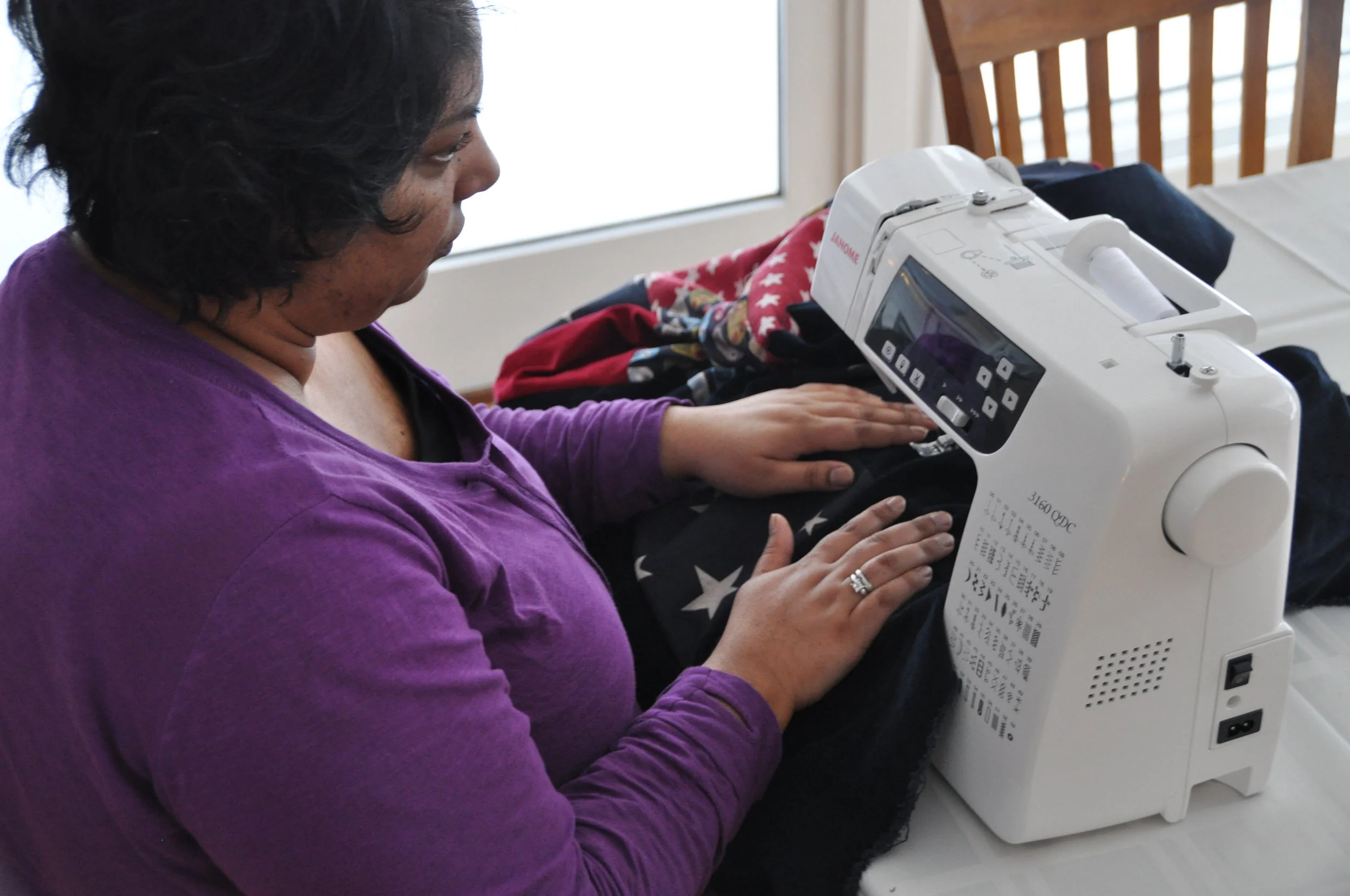 Innlegg 2: Susanne greide å sette i nåler med høyrehånden, og har begynt å sy.