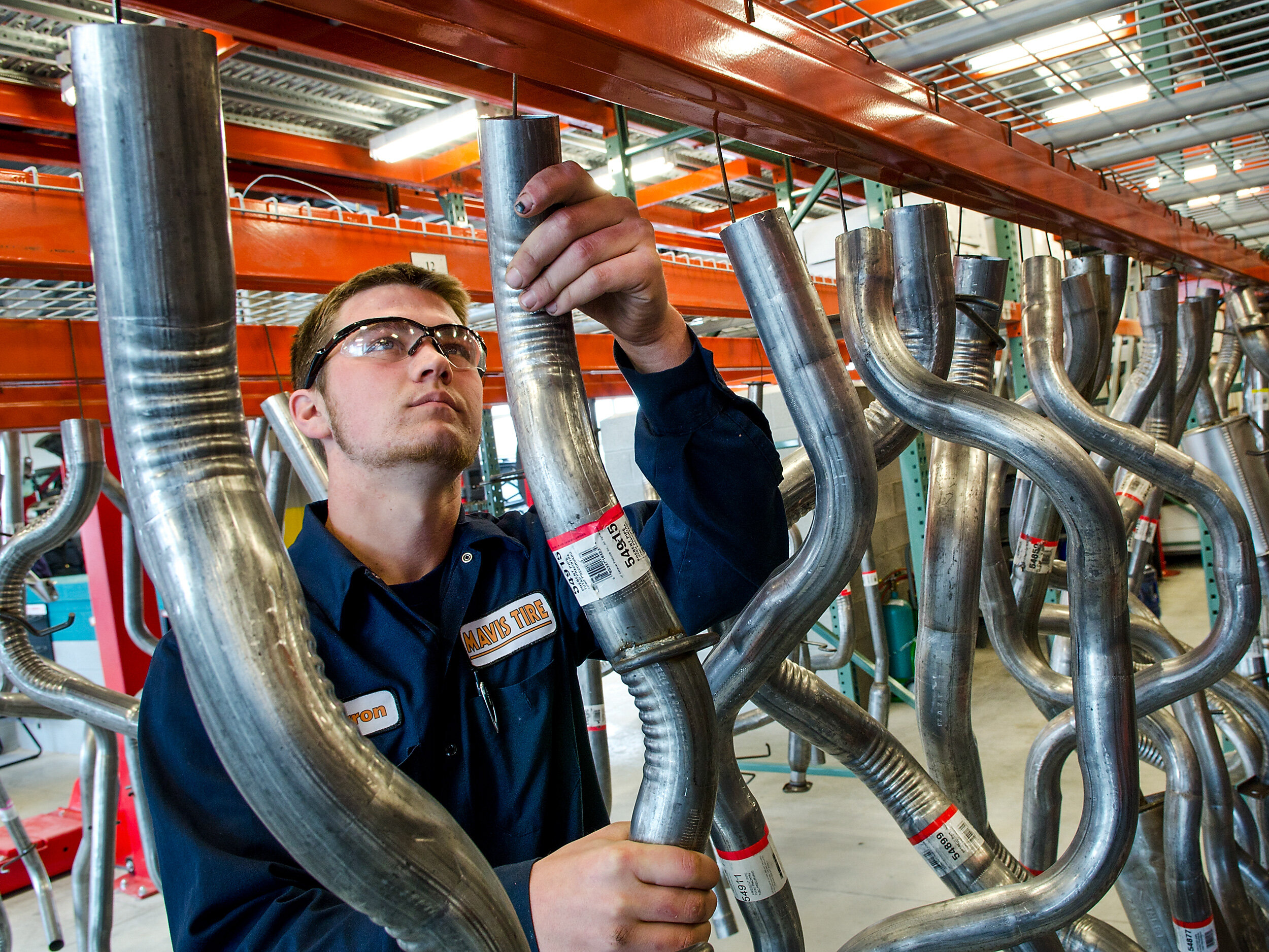 Racking_pipes_worker_1.jpg