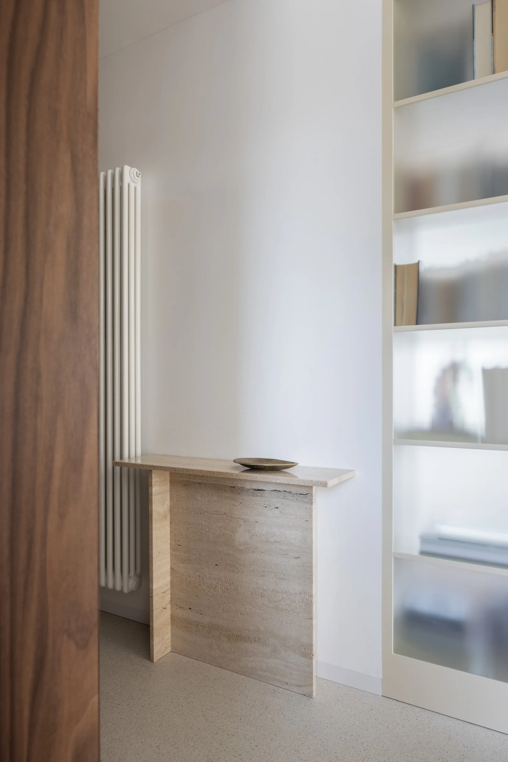 01_vstup_themis console table.jpeg