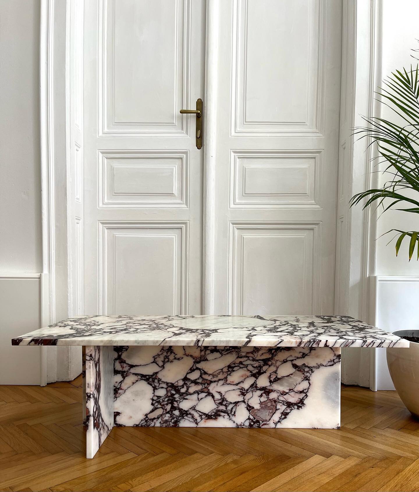🤍 IRIS coffee table
Calacatta Viola marble (brushed)
size: 110x55x35cm
info: DM