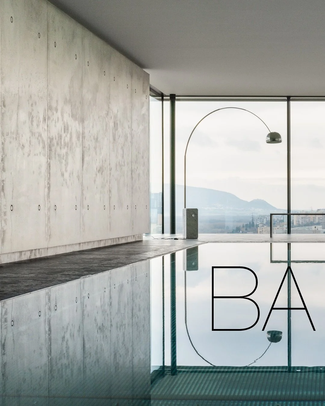 Co je odraz a co realita? 
projekt BA ZEN 

architektura: Peter Dolinajec/Aprox atelier interier: @rk_selection_studio  text: @danicakovar pre @elledecorationczech 
foto: @matejhakar 

&bdquo;Věděli jsme, že budeme stavět &sbquo;jen&lsquo; baz&eacute