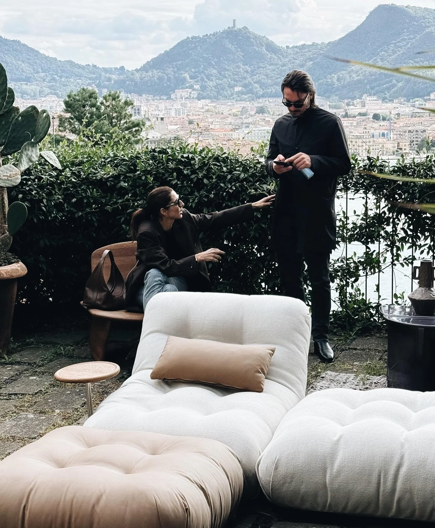 Na pracovnej ceste s Five Star Living sme mali možnosť nazrieť do sveta značky Baxter @baxtermadeinitaly - jednej z ikon talianskeho dizajnu.
Okrem v&yacute;roby sme nav&scaron;t&iacute;vili aj vilu La Casa sul Lago pri jazere Como - miesto, ktor&eac