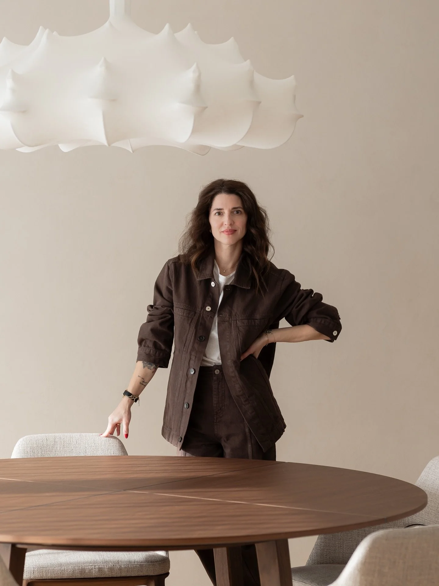 Projekt FLAT T predstav&iacute;me postupne po jednotliv&yacute;ch častiach bytu.
Uk&aacute;žeme, ako funguje denn&aacute; z&oacute;na, master kr&iacute;dlo, hosťovsk&aacute; k&uacute;peľňa aj detaily, ktor&eacute; spolu vytv&aacute;raj&uacute; jeden 