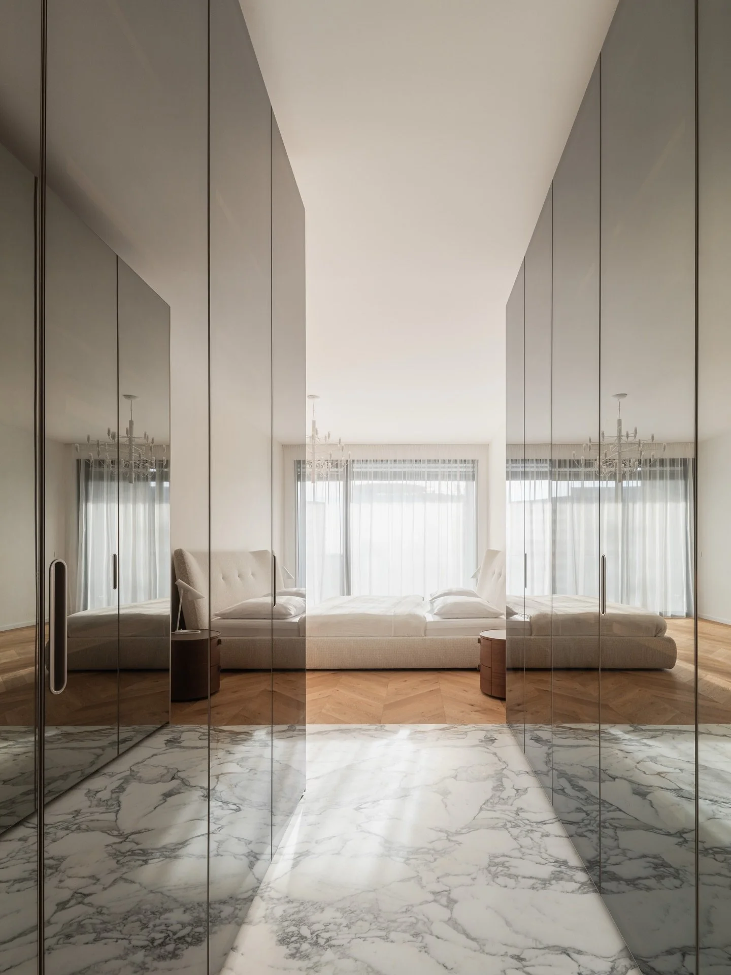 FLAT T 
Master kr&iacute;dlo bytu je navrhnut&eacute; ako otvoren&aacute; s&uacute;kromn&aacute; z&oacute;na prep&aacute;jaj&uacute;ca sp&aacute;lňu, k&uacute;peľňu a &scaron;atn&iacute;k do jednej plynulej sekvencie. 
Otvoren&eacute; rie&scaron;enie