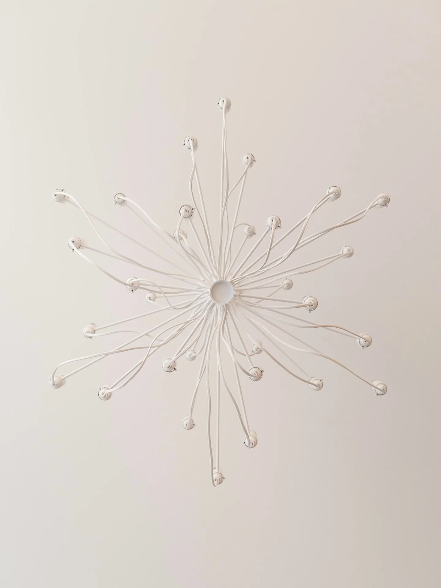 FLAT T 
Detaily v interi&eacute;ri nevznikaj&uacute; samostatne. S&uacute; v&yacute;sledkom rozhodnut&iacute;, proporci&iacute; a vzťahov medzi materi&aacute;lmi. 
Pr&aacute;ve v nich sa často uk&aacute;že, či koncept funguje aj bez veľk&yacute;ch ge