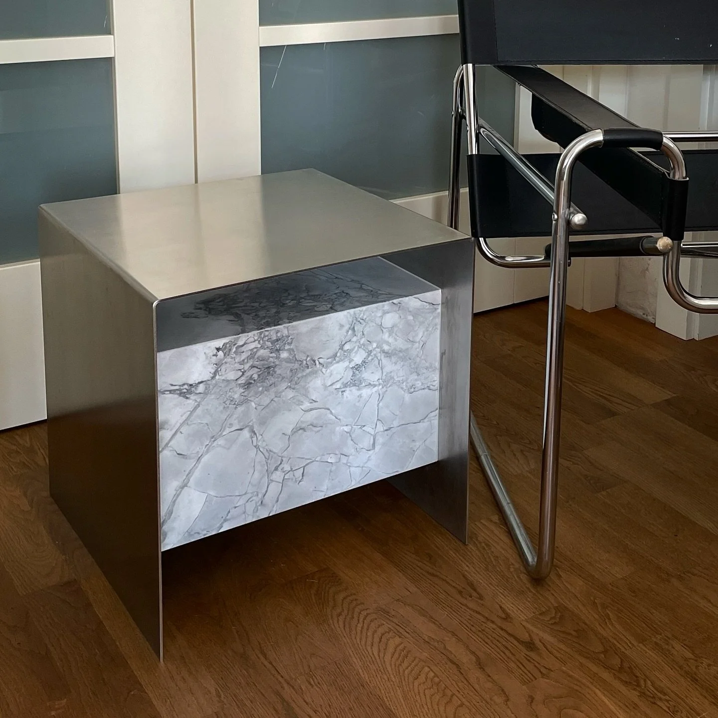 CUBE table

size: 42x42x42cm

stainless steel/superwhite quartzite