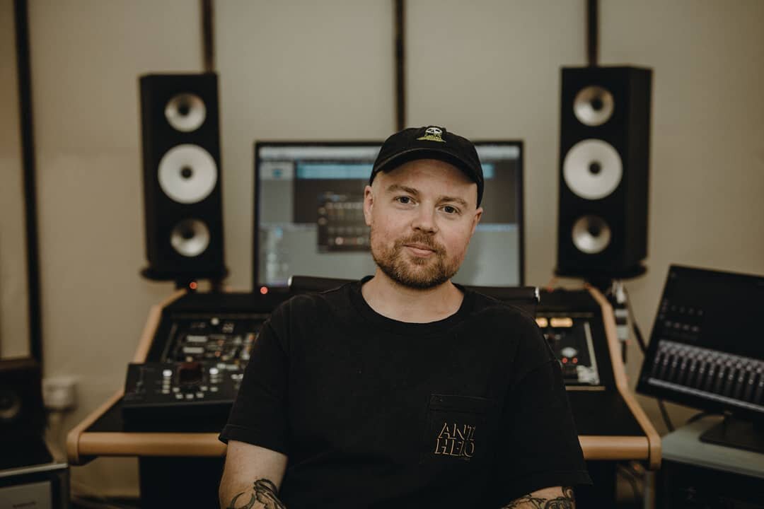 Approaching 7 weeks of mixing and definitely not feeling as fresh as I did in this photo, but very grateful to be working on some incredible records at the moment. All revealed very soon I'm sure... 👀👀👀

📷 @georgiapennyphoto