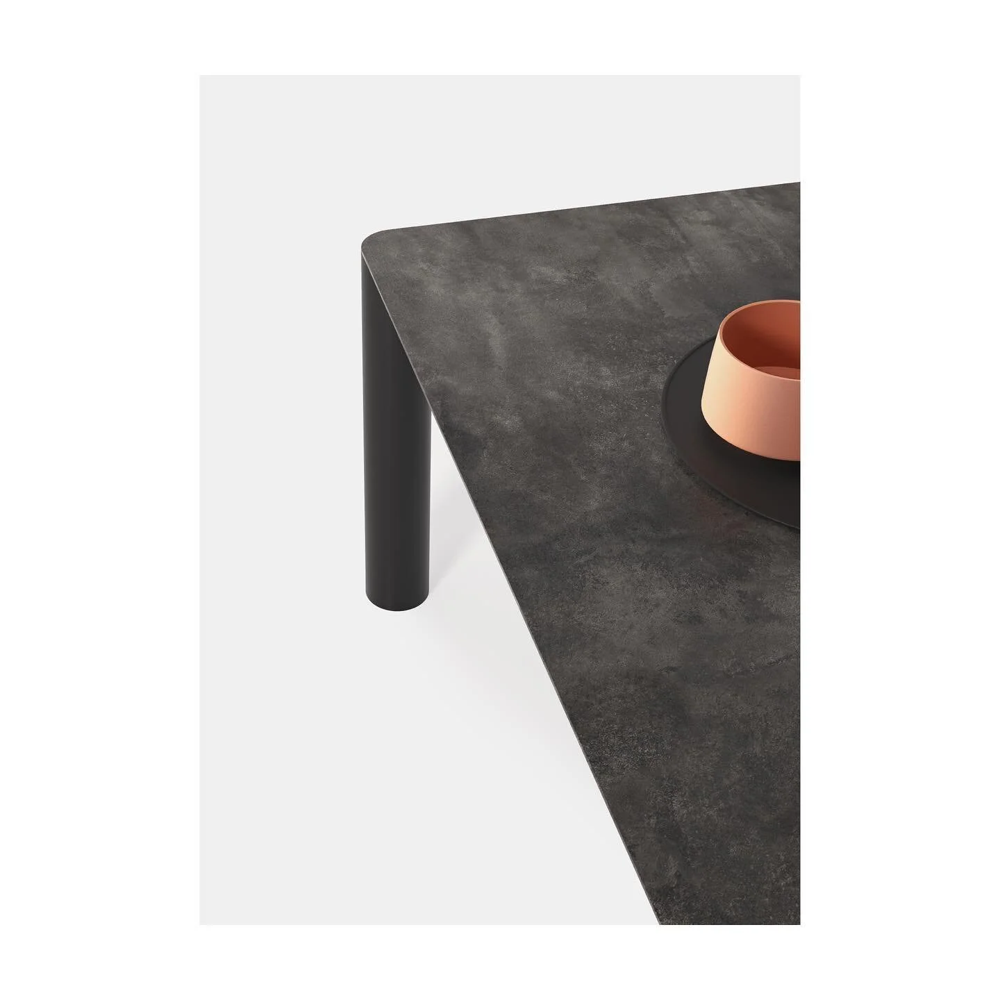 GOLIATH, a table with rigid shapes, characterized by the contrast between the sturdy legs and a slender top.
.
.
.
#furniture #furnituredesign #design #productdesign #designer #interior #interiordesign #heritage #industrialdesign #interiors #archi #a