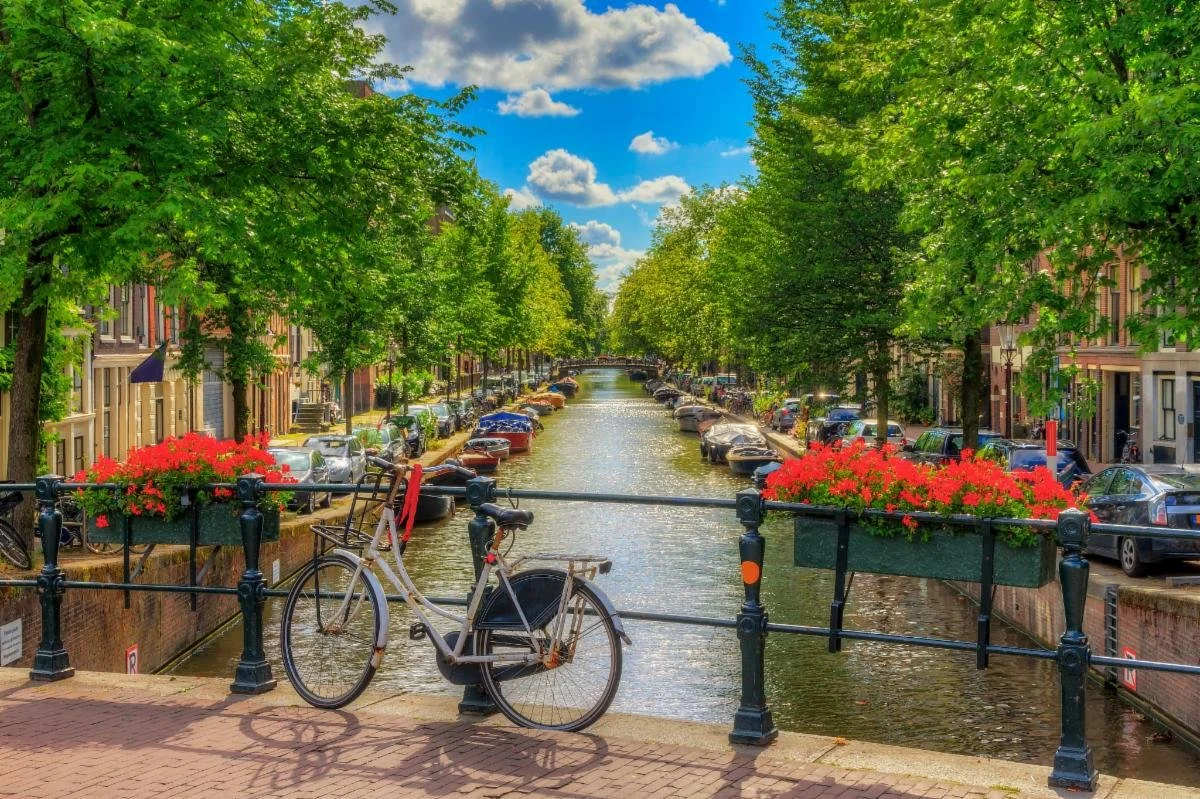 NL_Amsterdam_Bike_StockSS_601522547.jpeg