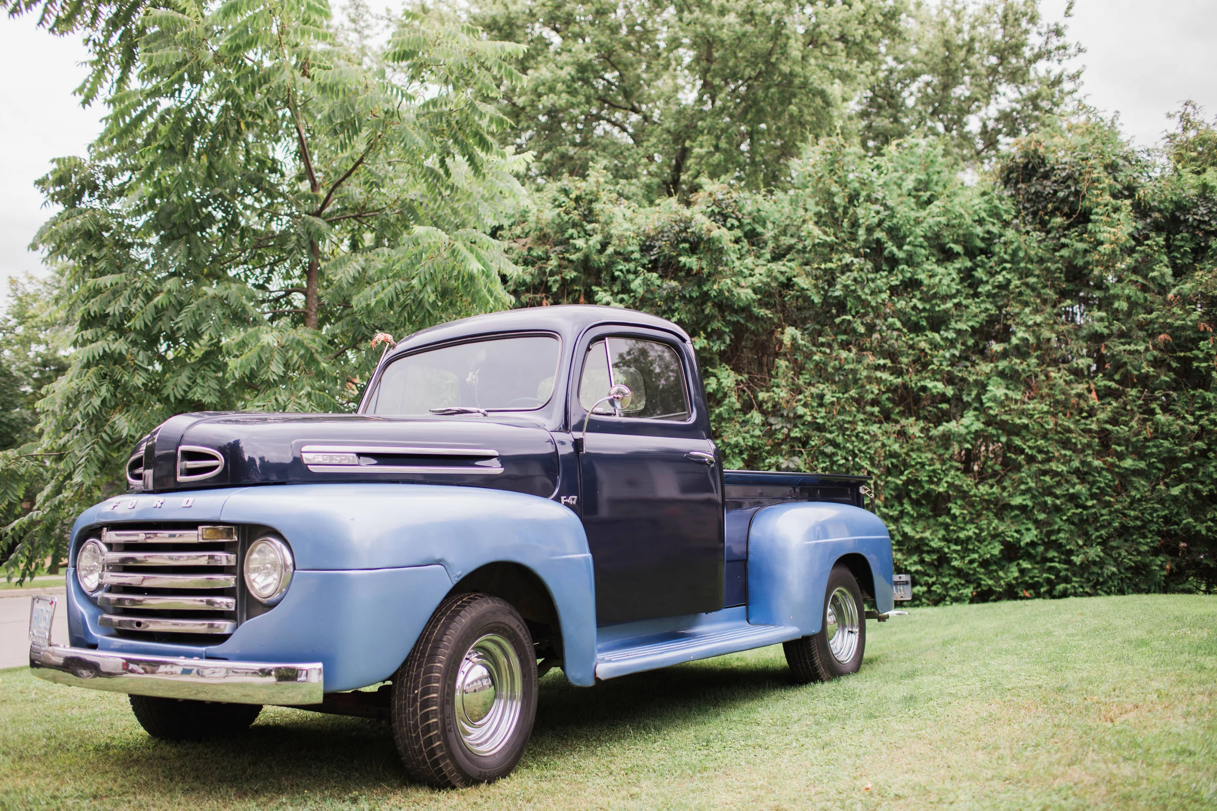 Morgan Bress Photography | Lindsay Wedding Photographer | Kawartha Lakes Wedding Photographer | Ontario Wedding Photographer | Apple Orchard Wedding, Old truck, blue truck, wedding trucks