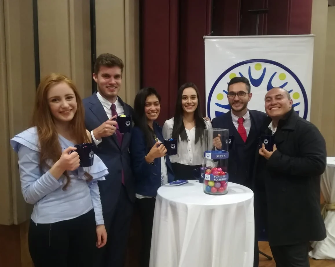 Equipo administrativo en el evento Juntos por la educación 2018