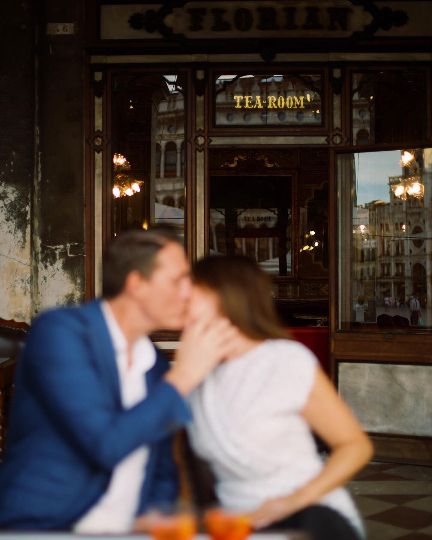 Lost in time ⏱🍷💋
.
.
.
.

#venicephotographer #fotografovenezia #rialto #pontedirialto #veniceintherain #rainyday #veniceitaly #igersitalia #igersvenezia #italy_vacations #florianvenezia #caffeflorianvenezia #travelphotography #caffeflorian #floria