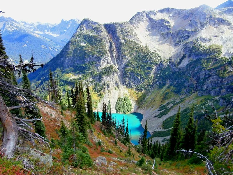 Gorgeous fall colors and epic views make this 7.2 mile moderate/difficult trail loop a must visit as the hiking season draws to a close. © Jennifer C.