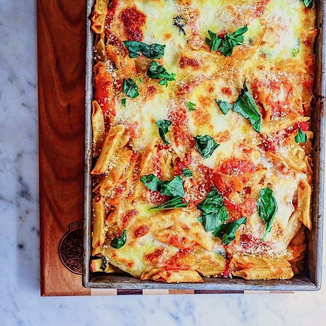 Who else has pasta on the table at thanksgiving?
.
We usually have manicotti (called mon-a-goat in my family) before the turkey... but I gotta say, it&rsquo;s not my favorite. Tooooo much ricotta for me.
.
So this is my zero ricotta baked ziti, and i