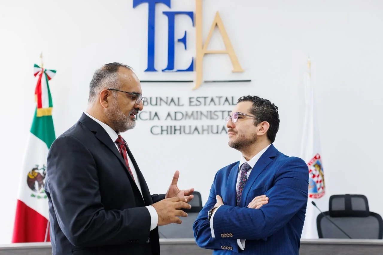 Darío Ángeles conversa en el Tribunal Estatal de Justicia Administrativa de Chihuahua