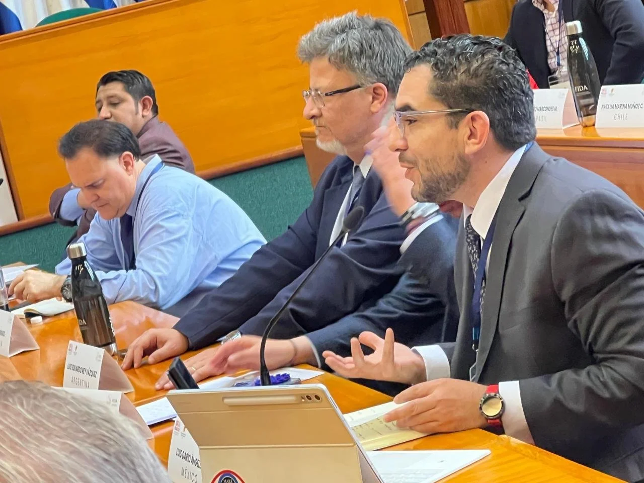 Darío Ángeles interviene en una sesión del Foro Iberoamericano de Derecho Administrativo en Quito