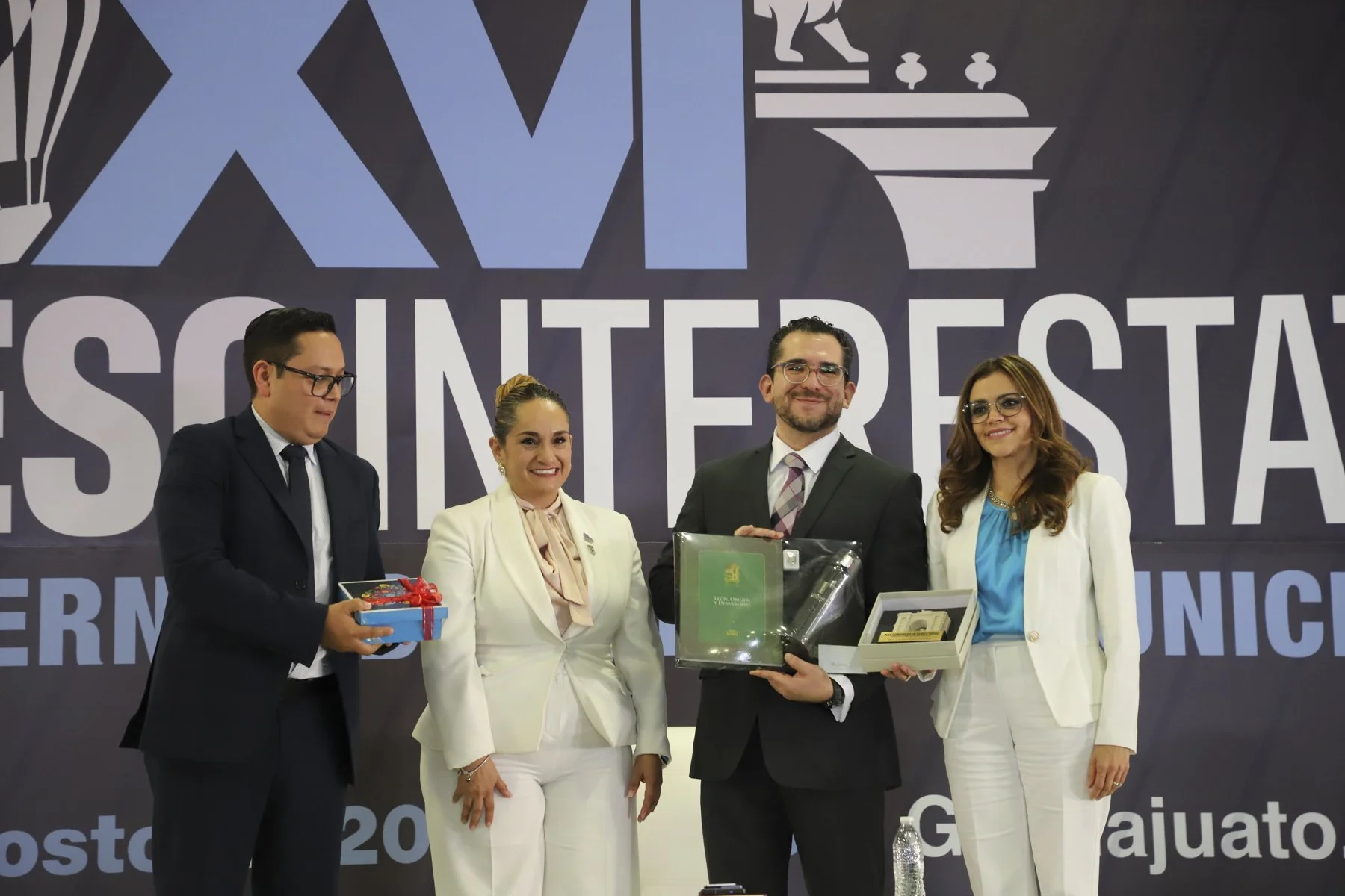 Darío Ángeles recibe un reconocimiento en el XVI Congreso Interestatal de Órganos Internos de Control Municipales, en Guanajuato