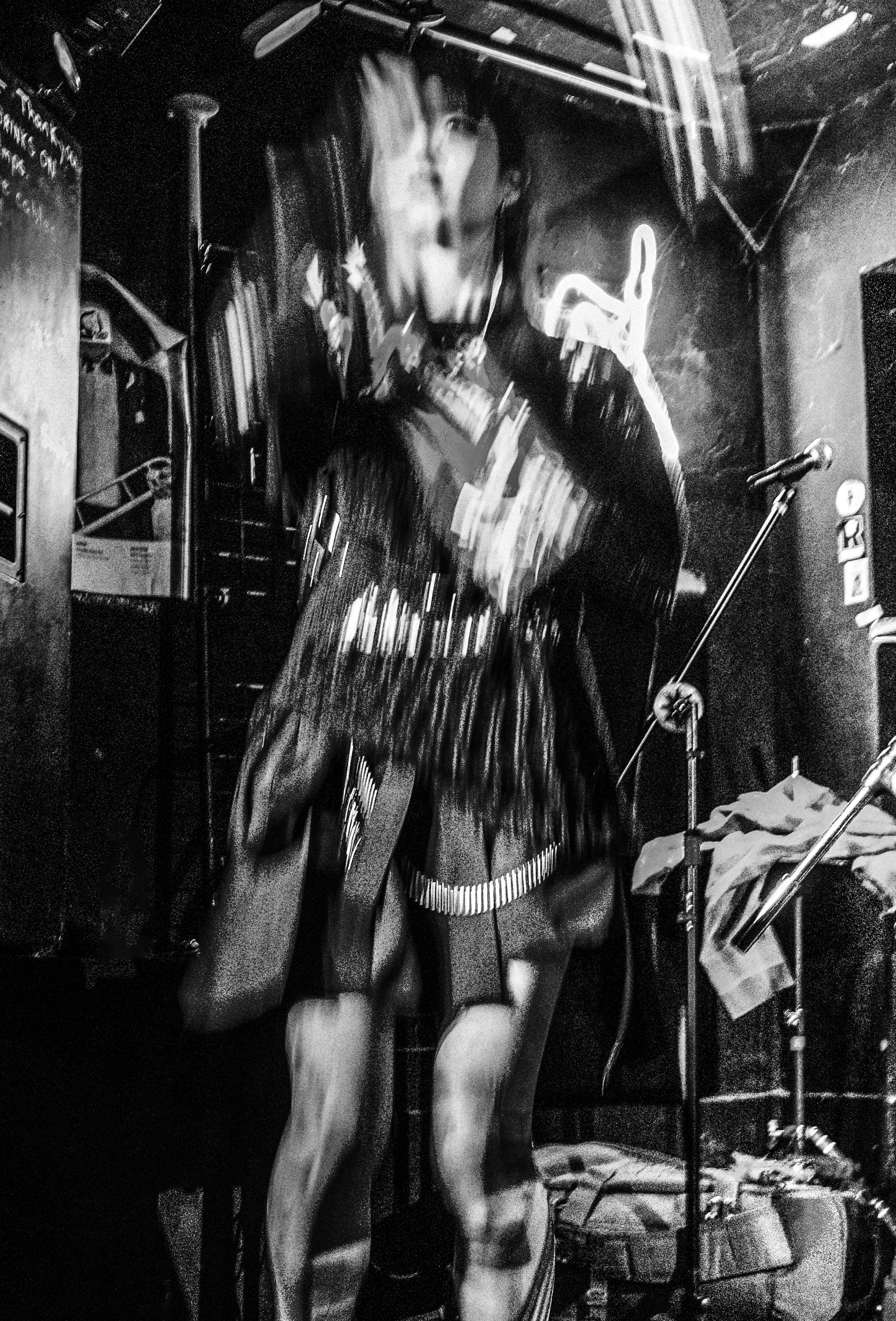 20221029_Sharp_X100_0679-bw-blur-full.jpg