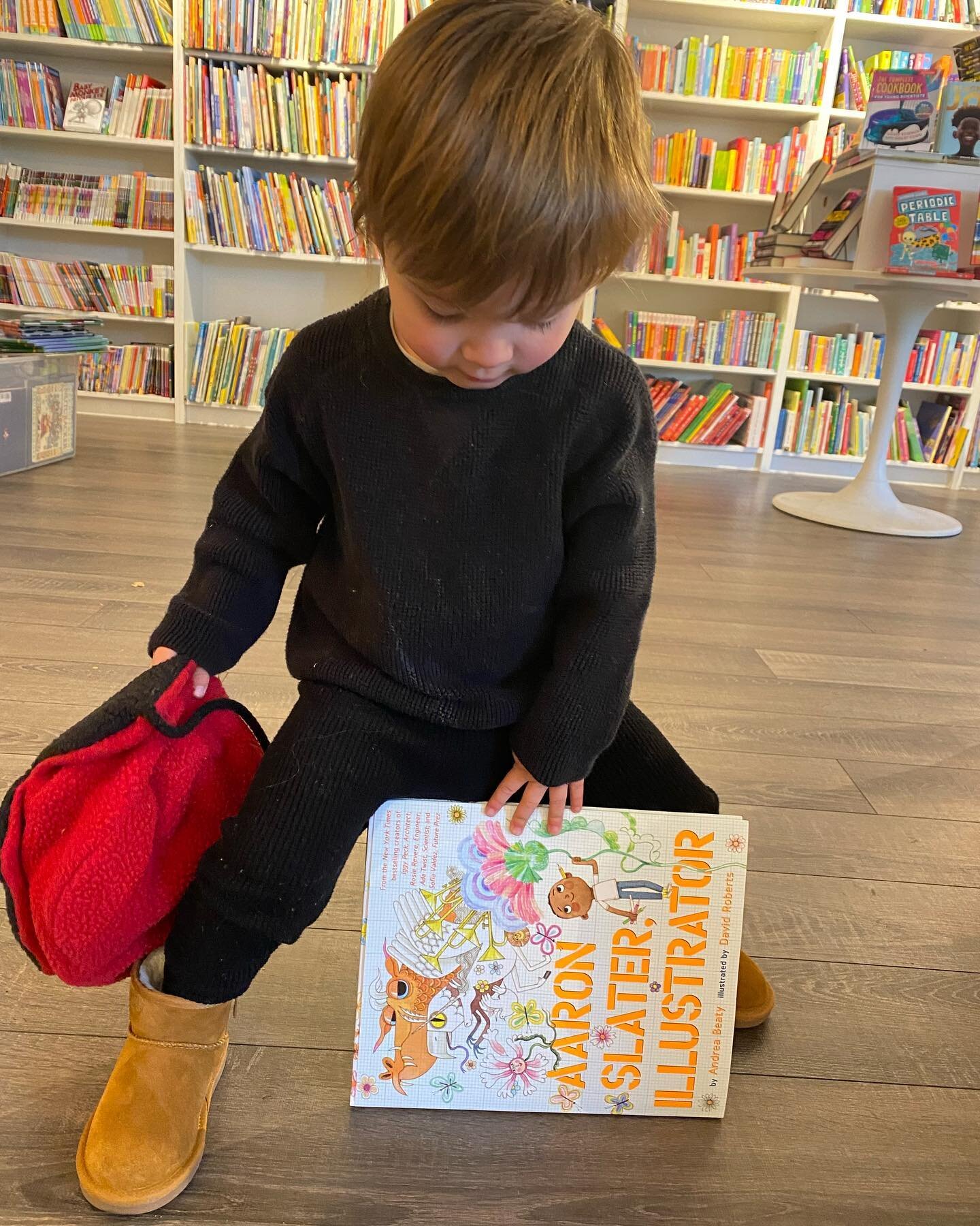 A little Wednesday story time and book shopping 📚 🧚 . We 💜 all the books from @andreabeatyauthor