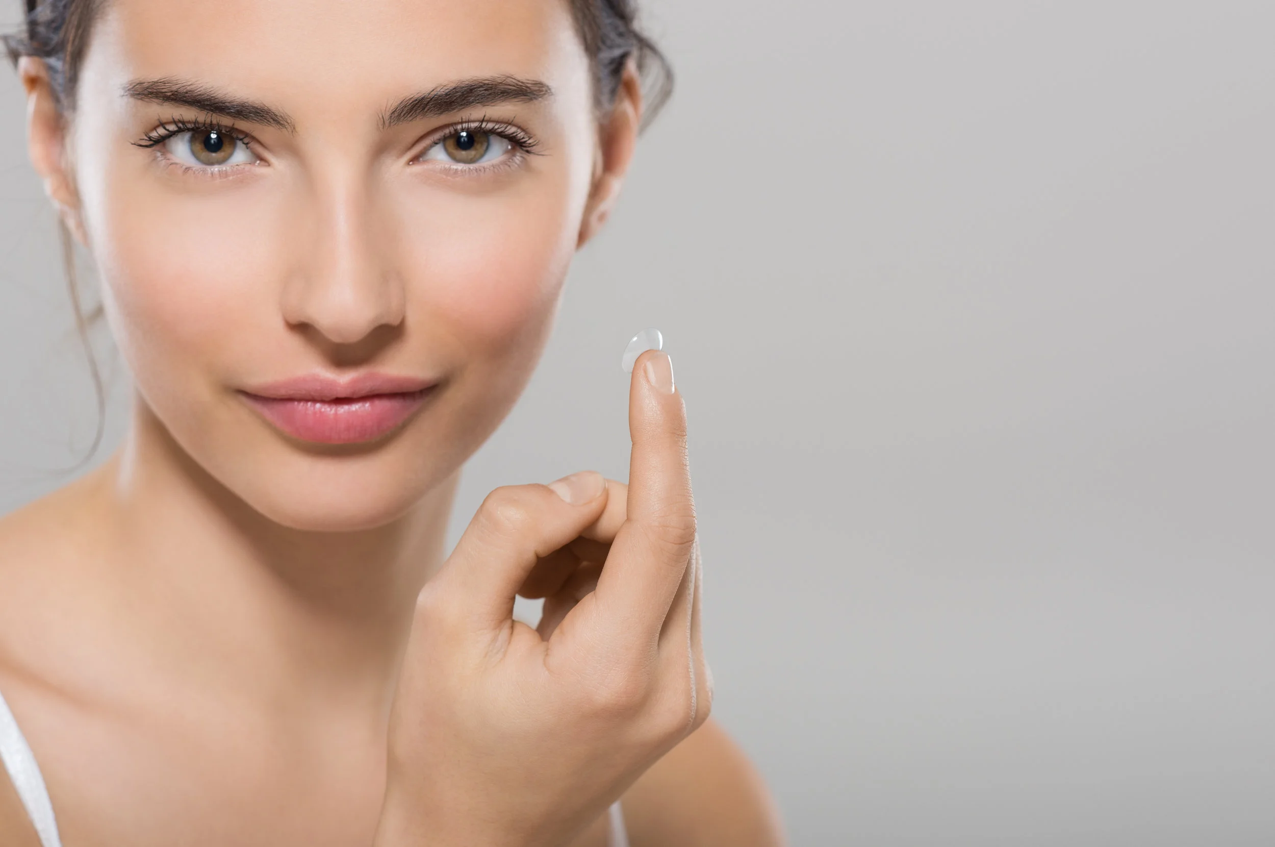 bigstock-Young-woman-holding-contact-le-156459866.jpg
