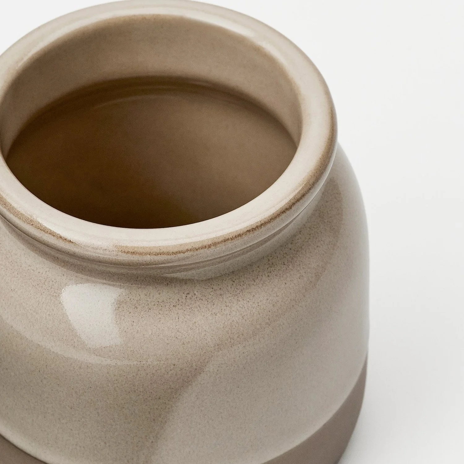 BRUGDHAJ JAR WITH LID Client: IKEA OF SWEDEN Sweden Year: 2025 Photo: IKEA OF SWEDEN Decorative and practical food storage in glazed stoneware.