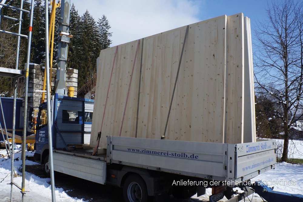 zimmerei-stoib-holzbau-holzhaus-stehende-blockwand-montage-bauablauf-02.jpg