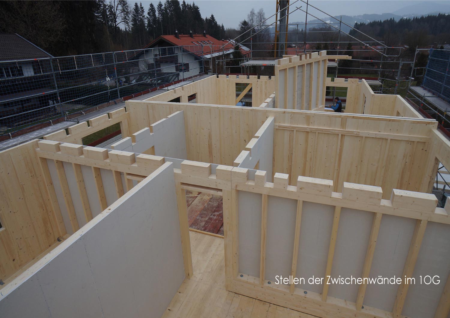 zimmerei-stoib-holzbau-holzhaus-stehende-blockwand-montage-bauablauf-05.jpg