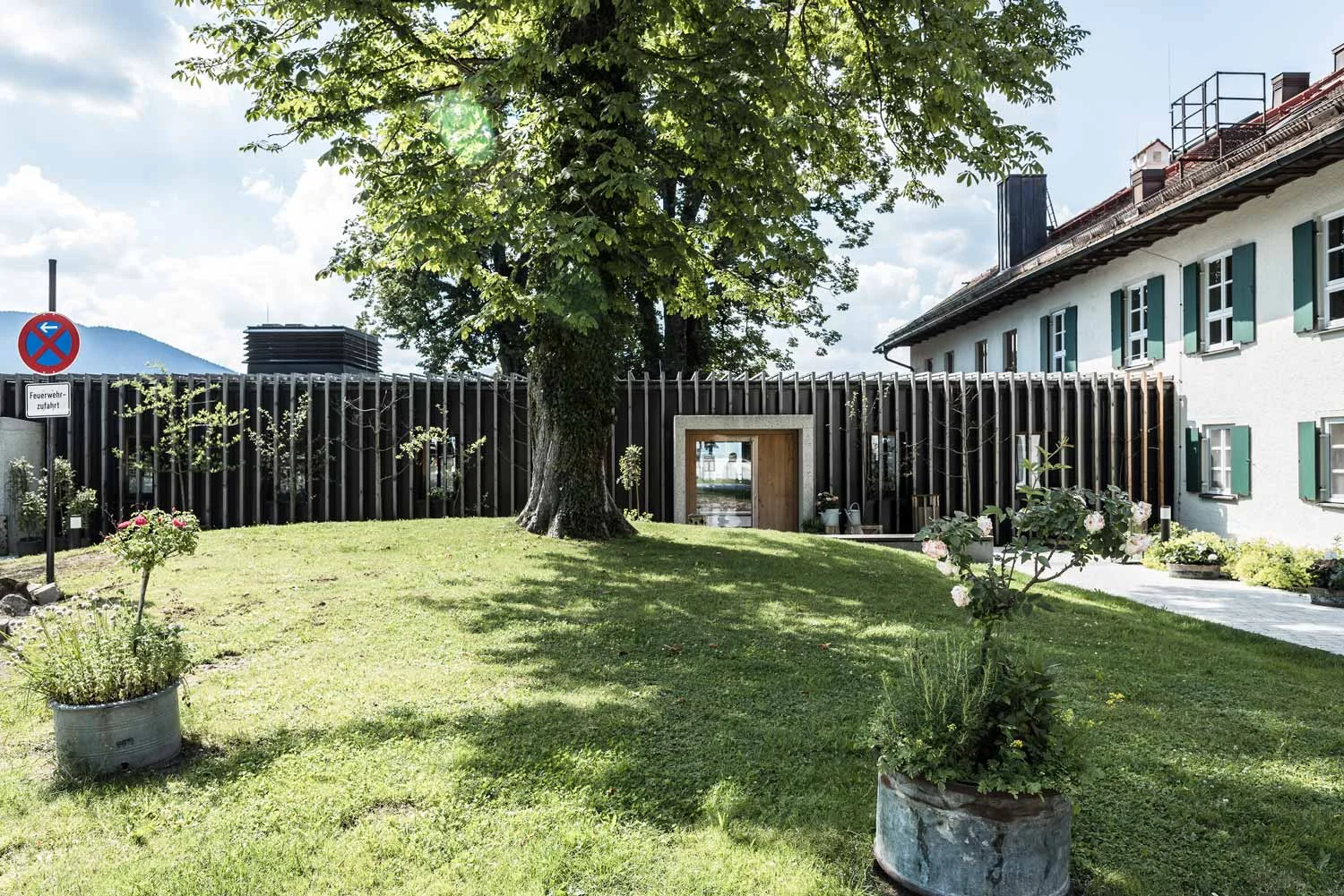 zimmerei-stoib-holzbau-holzhaus-gut-kaltenbrunn-tegernsee-festsaal-restaurant-fassade-sanierung-käfer-biergarten-terrasse-16.jpg