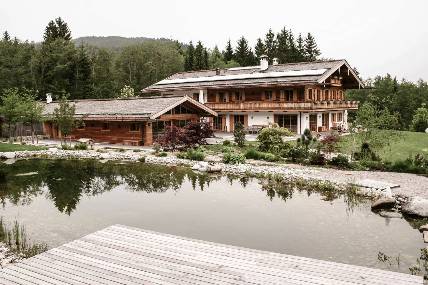 zimmerei-stoib-holzbau-holzhaus-altholz-fenster-blockbau-balkon-aussenschalung-teich-tegernsee-wohnhaus-traditionell-14.jpg