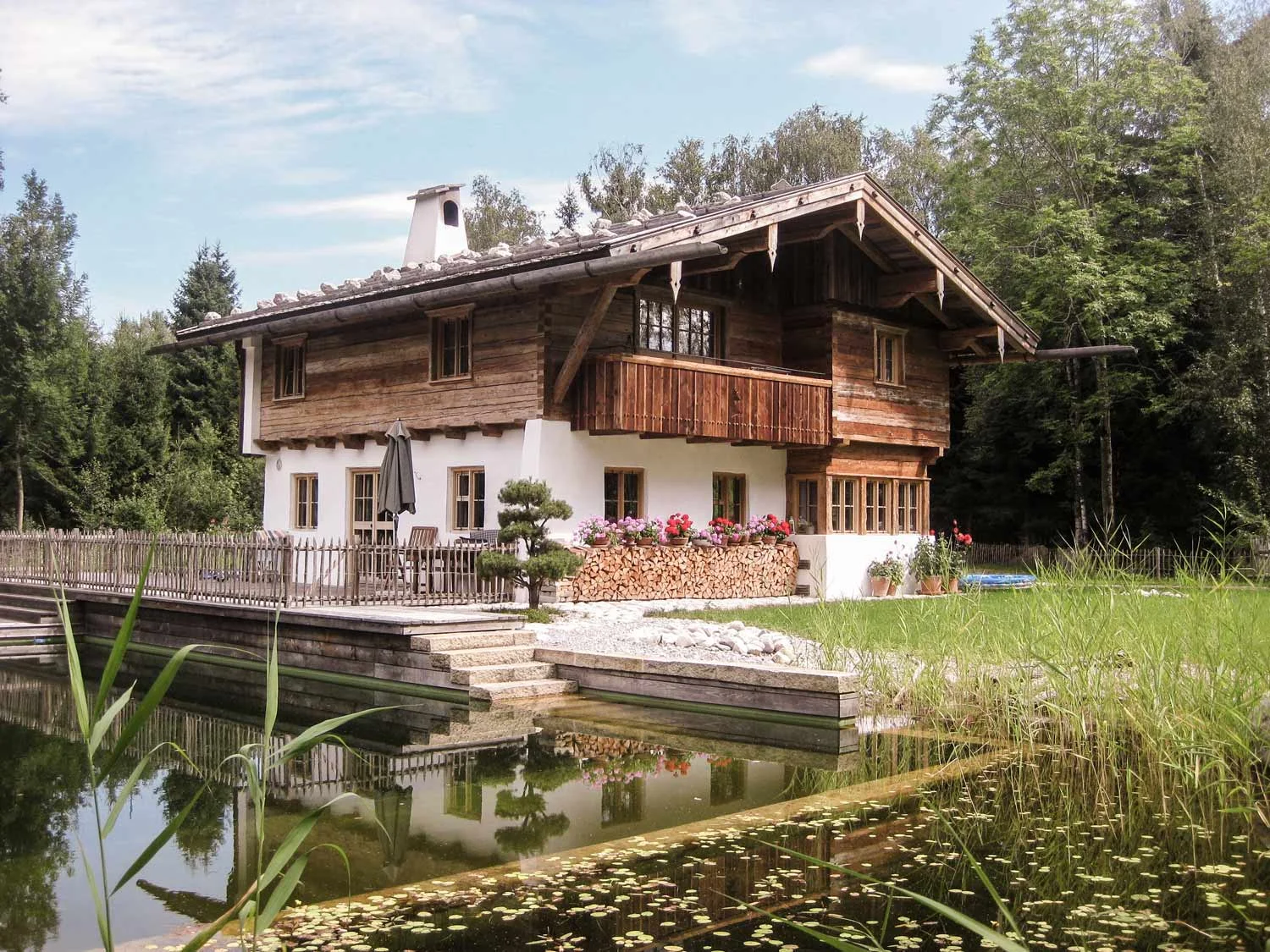 zimmerei-stoib-holzbau-holzhaus-blockhaus-altholz-teich-balkon-schindel-dach-fassade-terrasse-16.jpg