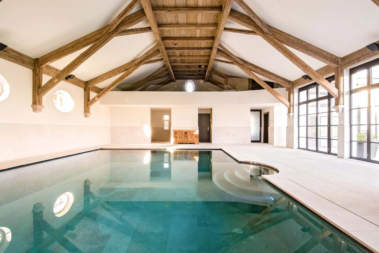 zimmerei-stoib-holzbau-holzhaus-schwimmhalle-innenausbau-sanierung-pool-wellness-dachstuhl-altholz-04.jpg