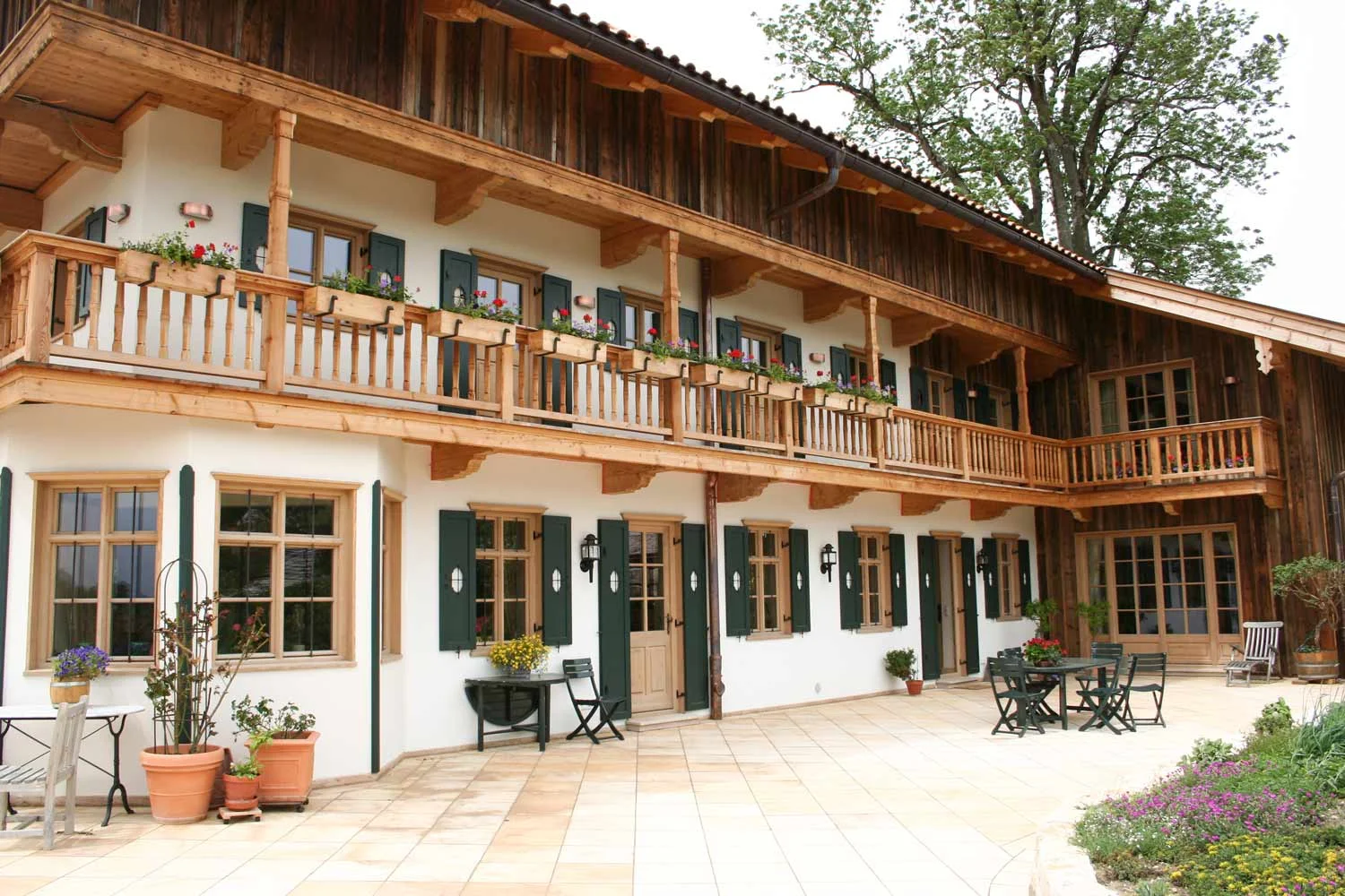 zimmerei-stoib-holzbau-holzhaus-bauernhof-umbau-sanierung-hof-balkon-fensterläden-schindeldach-06.jpg