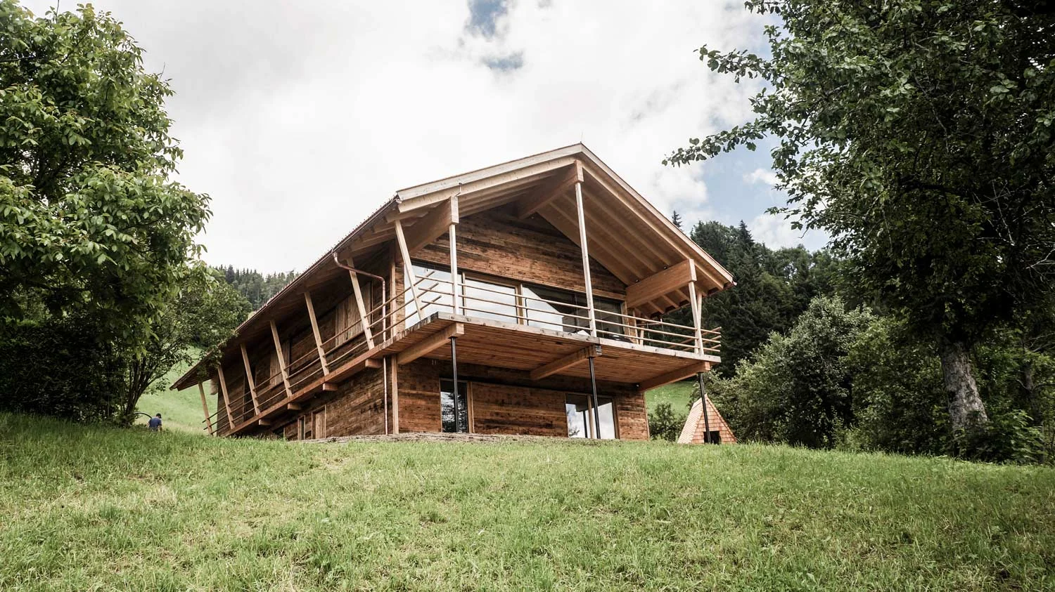 zimmerei-stoib-holzbau-holzhaus-chalet-altholz-balkon-modern-holzarchitektur-schindel-dach-fassade-terrasse-berge-schiebeläden-09.jpg
