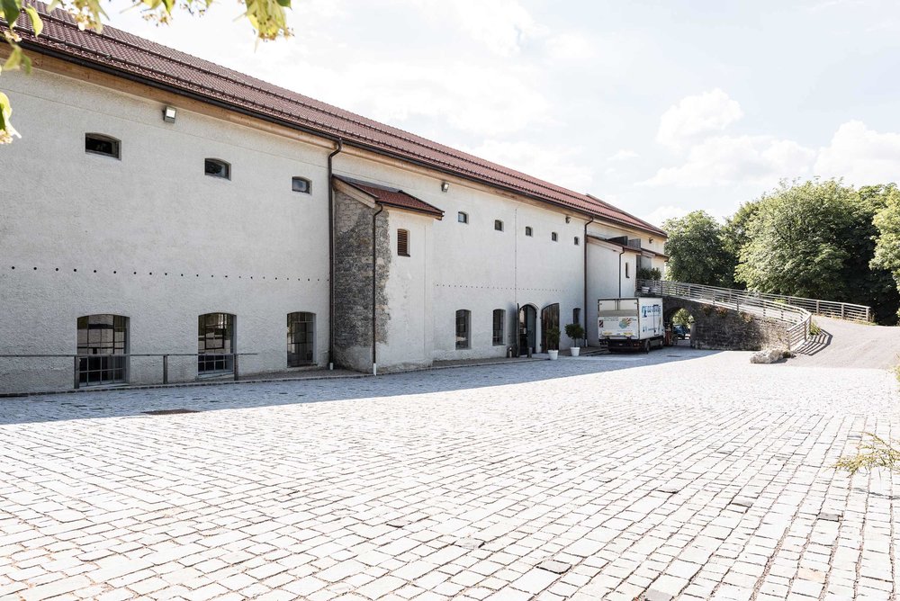 zimmerei-stoib-holzbau-holzhaus-gut-kaltenbrunn-tegernsee-festsaal-restaurant-sanierung-käfer-rinderstall-02.jpg