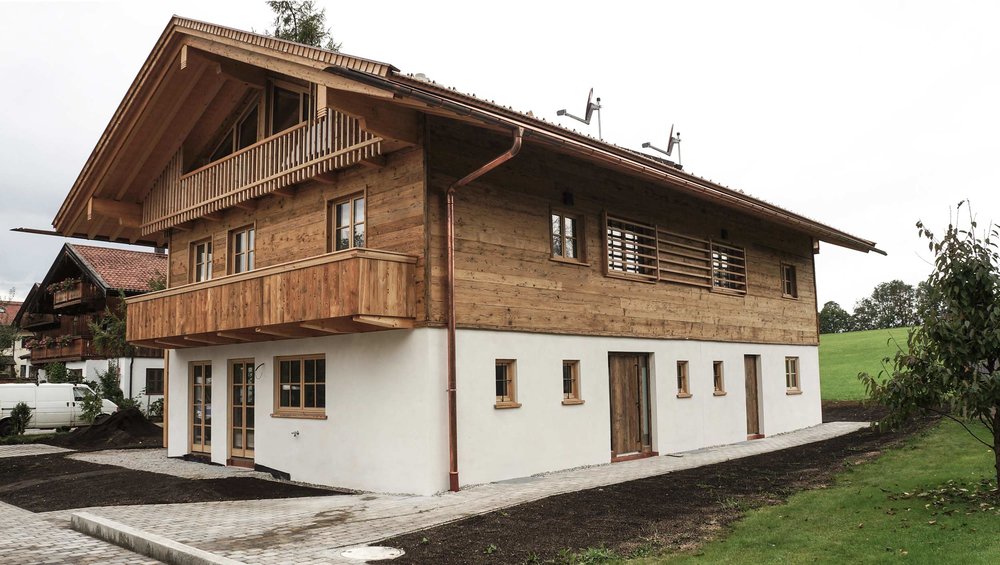 zimmerei-stoib-holzbau-holzhaus-altholz-fassade-blockschalung-balkon-terrassentür-außenschalung-miesbach-garten-02.jpg