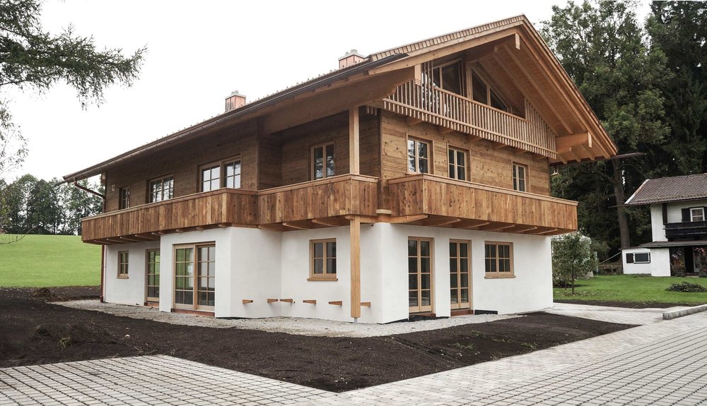 zimmerei-stoib-holzbau-holzhaus-altholz-fassade-blockschalung-balkon-terrassentür-außenschalung-miesbach-garten-01.jpg