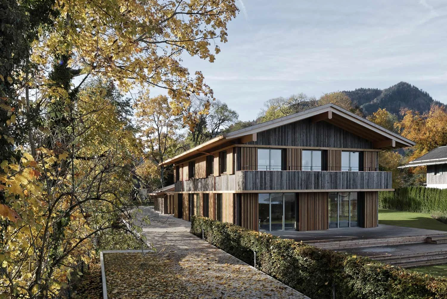 zimmerei-stoib-holzbau-holzhaus-tegernsee-modern-altholz-terrasse-schiebeläden-102.jpg