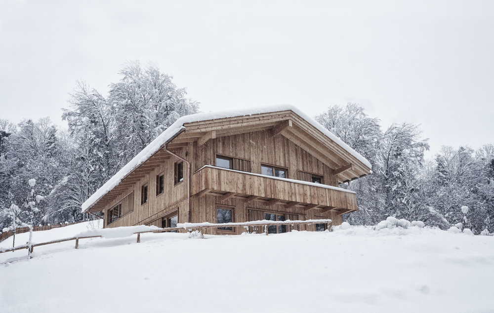 zimmerei-stoib-holzbau-schlüsselfertig-modern-fenster-schiebelaeden-holzarchitektur-lärchenfassade-glasfront-giebel-warngau-tegernsee-10.2k.jpg