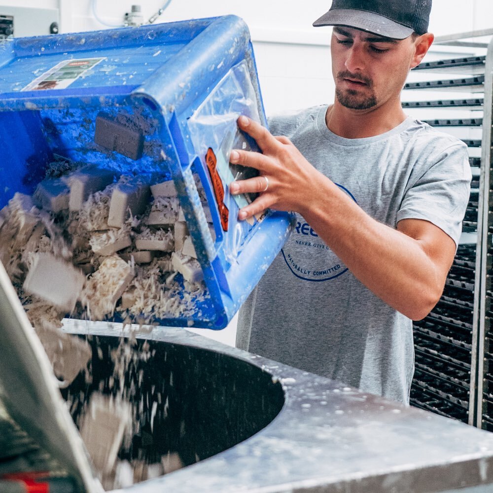 Depuis 2009 les pains d&eacute;fectueux et autres restent de productions sont refondus.
_
Since 2009 the defectives and leftovers are reused for new productions.
_
#wax #surf #surfwax #ecological #ecologique