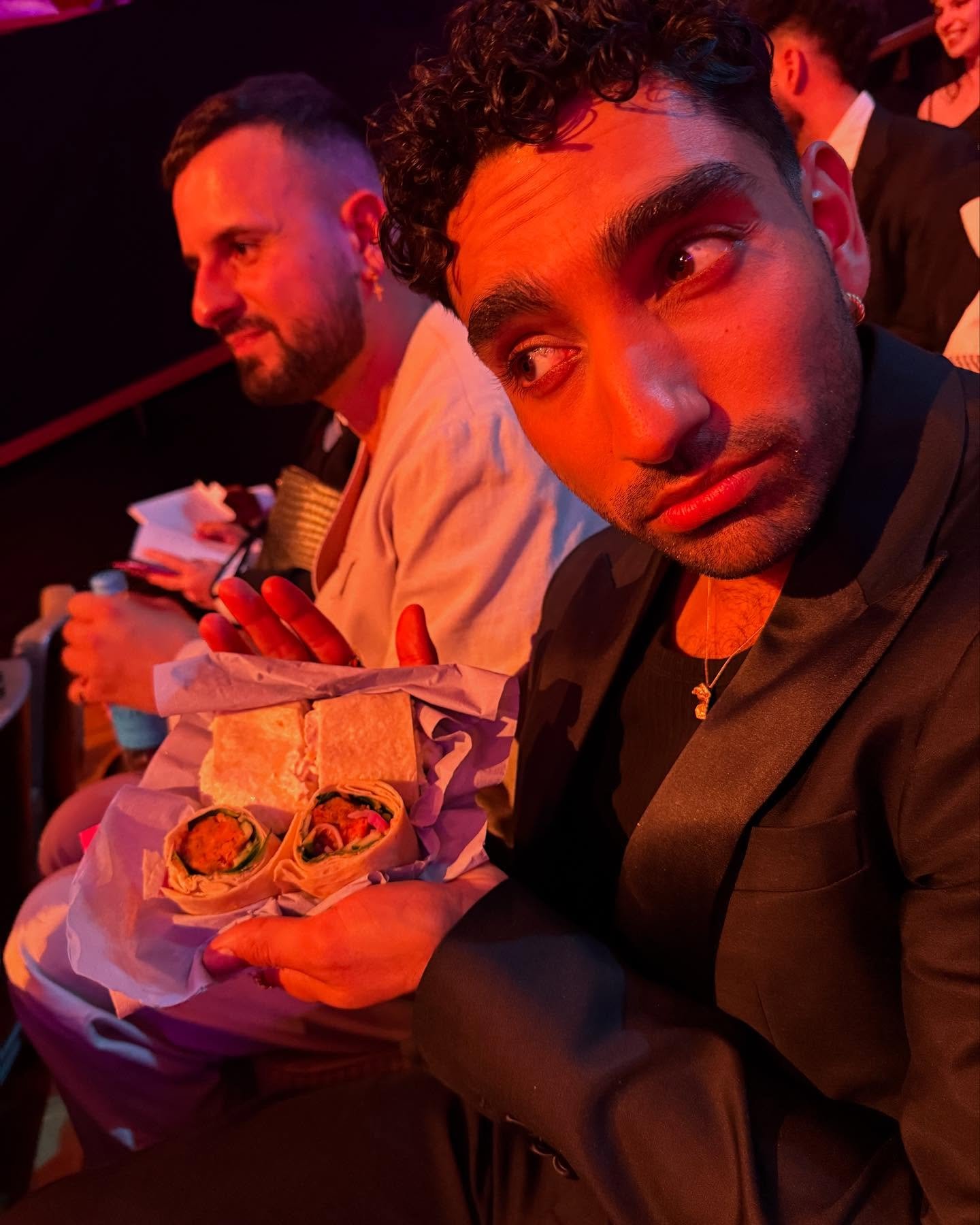 🎭 There&rsquo;s no business like show Rizness ✨

Thanks to seeing @alexandertheo&rsquo;s EXQUISITE #Soulla @sohotheatre last night, I&rsquo;ve finally remembered to post these pics commemorating me having the best seat neighbours *ever* at this year