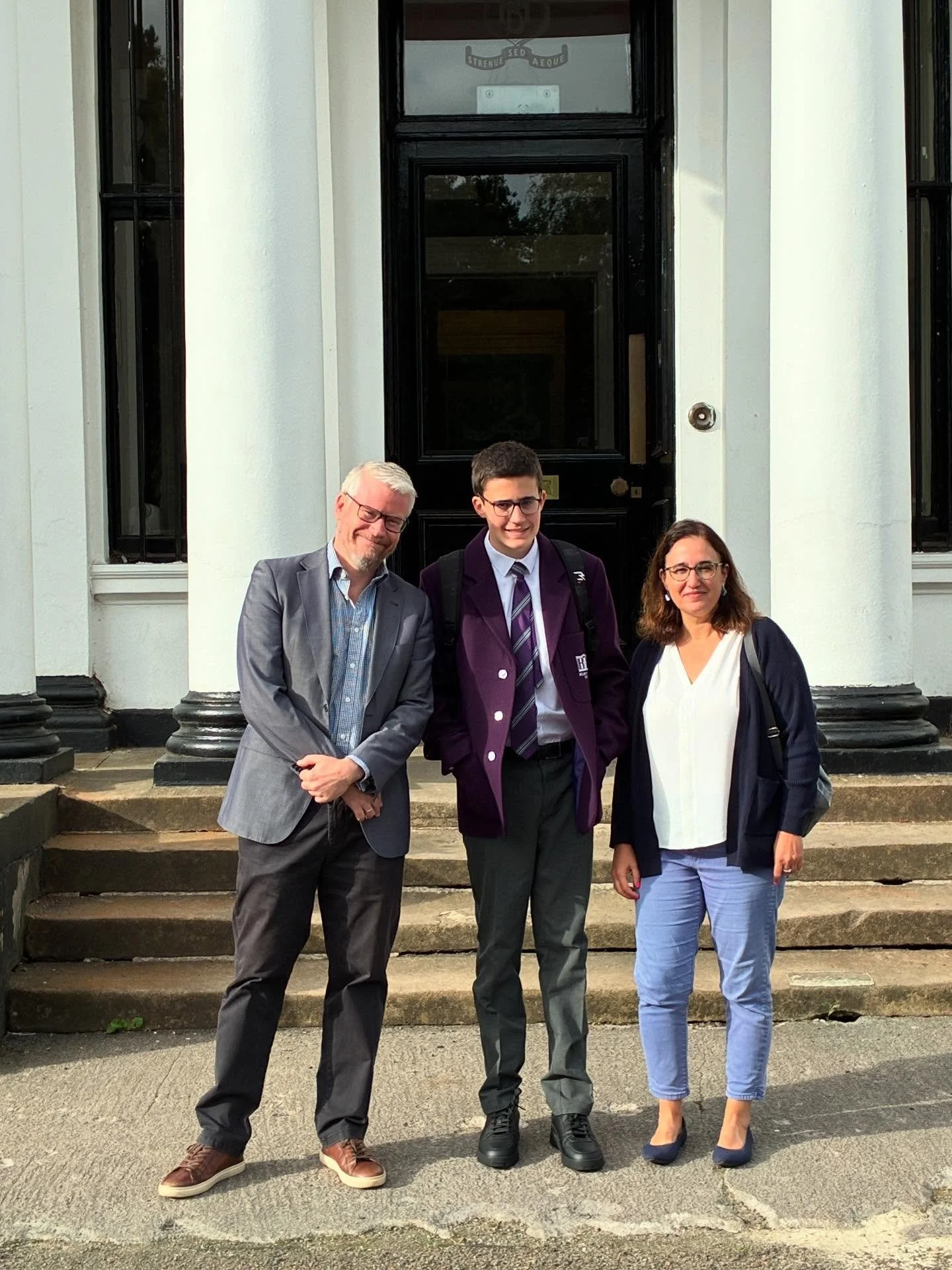 Hoy fue el primer d&iacute;a de cole de Adri&aacute;n en Escocia. Despu&eacute;s de siete a&ntilde;os en Estados Unidos, empezamos una nueva etapa. 

Nuevo entorno (aunque hemos vivido antes aqu&iacute;), nuevo colegio, uniforme t&iacute;pico British