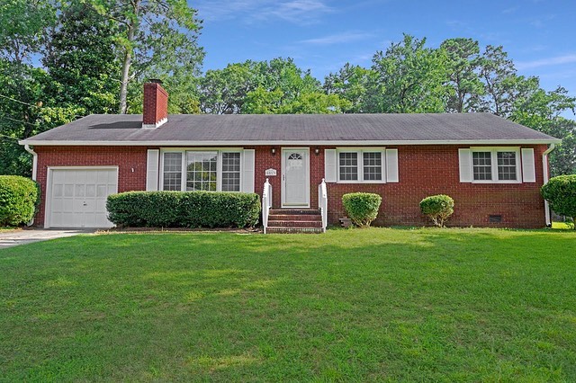 Beautiful home just listed in Portsmouth! 🏠

Exceptional all brick ranch in established, desirable community. This home offers 3 good size bedrooms, 2 full baths to include a full master bath; newly refinished, real hardwood floors, large kitchen op