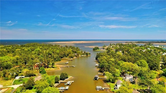 💥Just Reduced! 💥 Boat enthusiasts must see! Within 10 mins to deep water and abundant fishing. New 50 year architectural roof, hot water heater, and HVAC! Don&rsquo;t miss this beautiful water front property at a new price!! 🤩